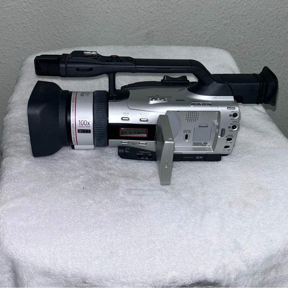 CANON DM-XM2 E - 3CCD DIGITAL VIDEO CAMCORDER XM2 PAL (TURNS ON) UNTESTED